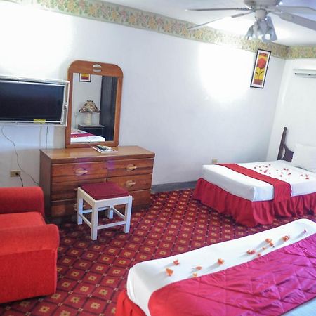 Glorianna Hotel 몬테고 베이 외부 사진