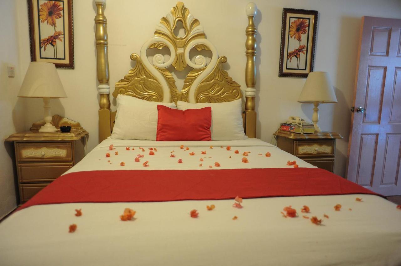 Glorianna Hotel 몬테고 베이 외부 사진