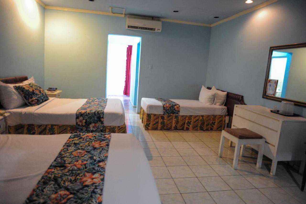 Glorianna Hotel 몬테고 베이 외부 사진